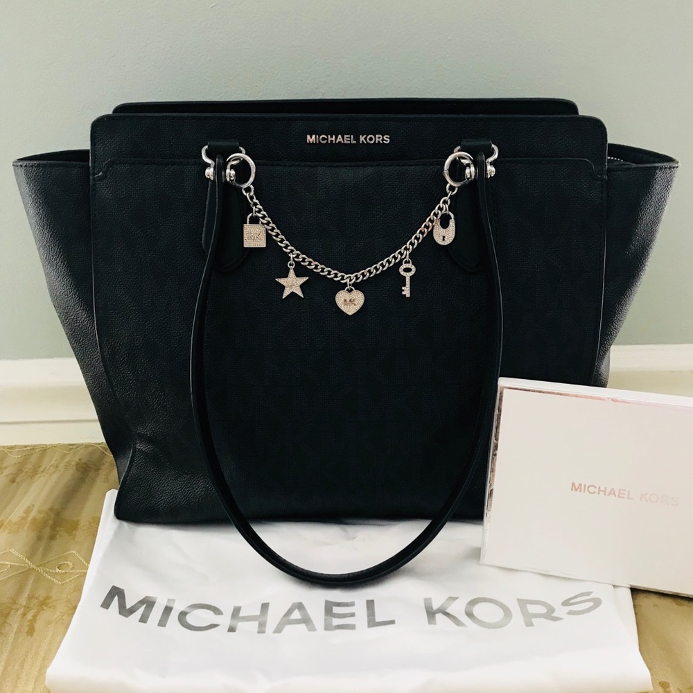 ⛔️SOLD⛔️ MK Dee Dee Large Tote w/ bag charm